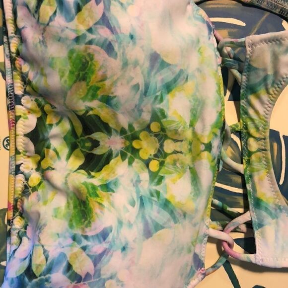 Victoria Secret Bikini Top geometric design - Picture 2 of 8